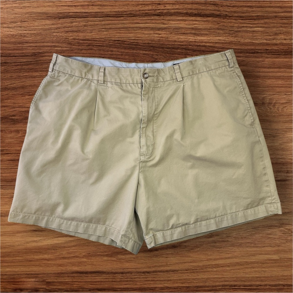 Daniel Cremieux Men’s Pleated 5” Khaki Shorts. Size 42. (Measuring 41)